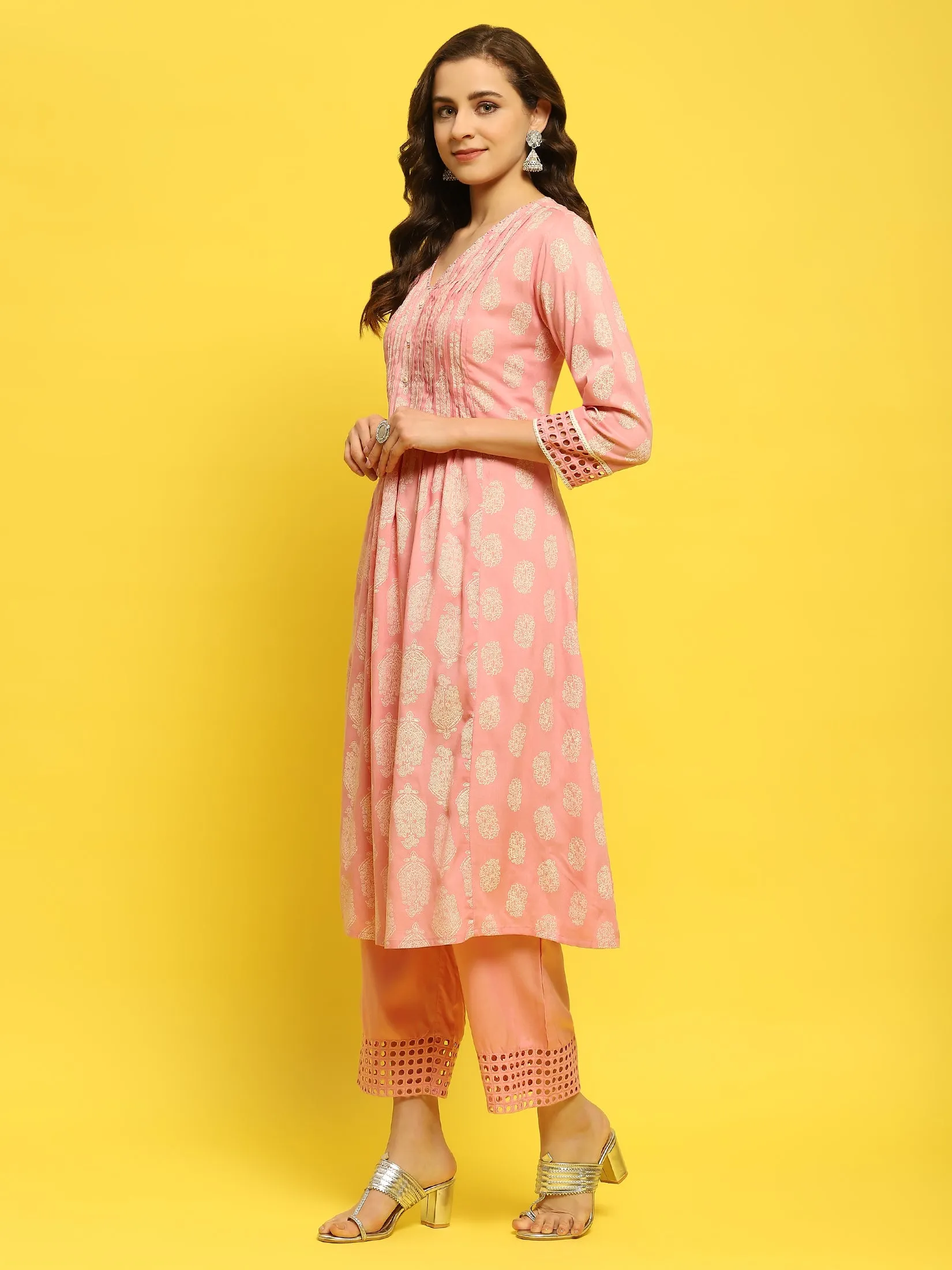 Women Liva Rayon Pink Geometric Print Kurta With Comfort Pant